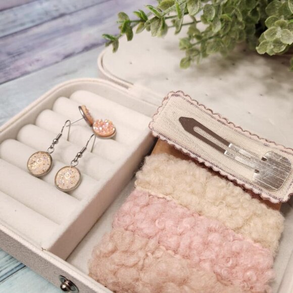 Earring and Hair Clip Bundle - Picture 2 of 8